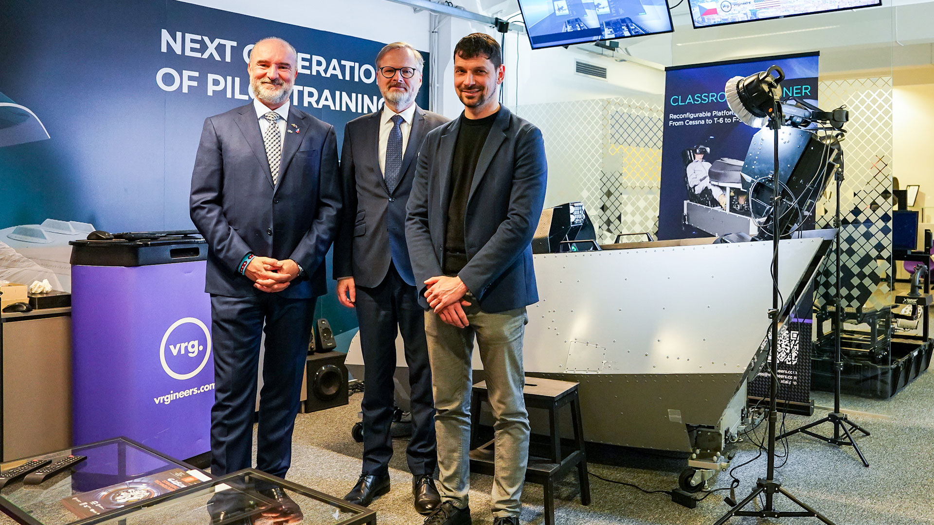 Petr Fiala a Marek Polčák v kancelářích Vrgineers, vedle leteckého simulátoru