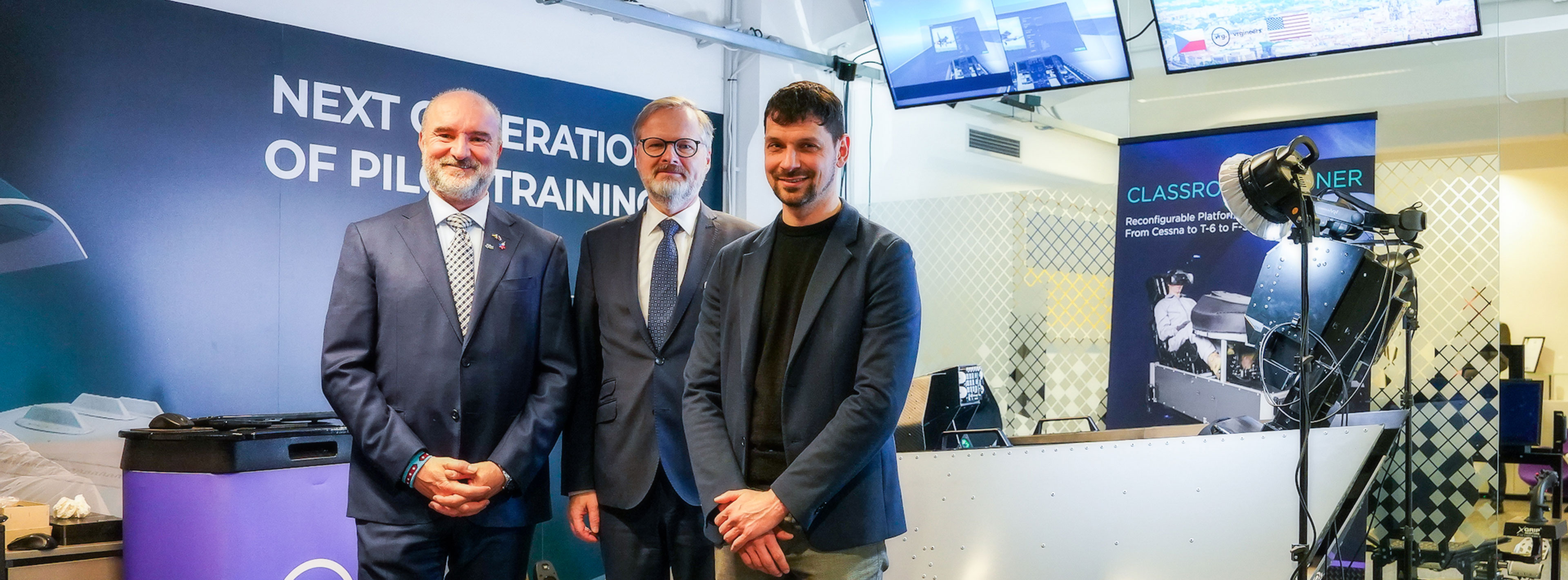Petr Fiala a Marek Polčák v kancelářích Vrgineers, vedle leteckého simulátoru