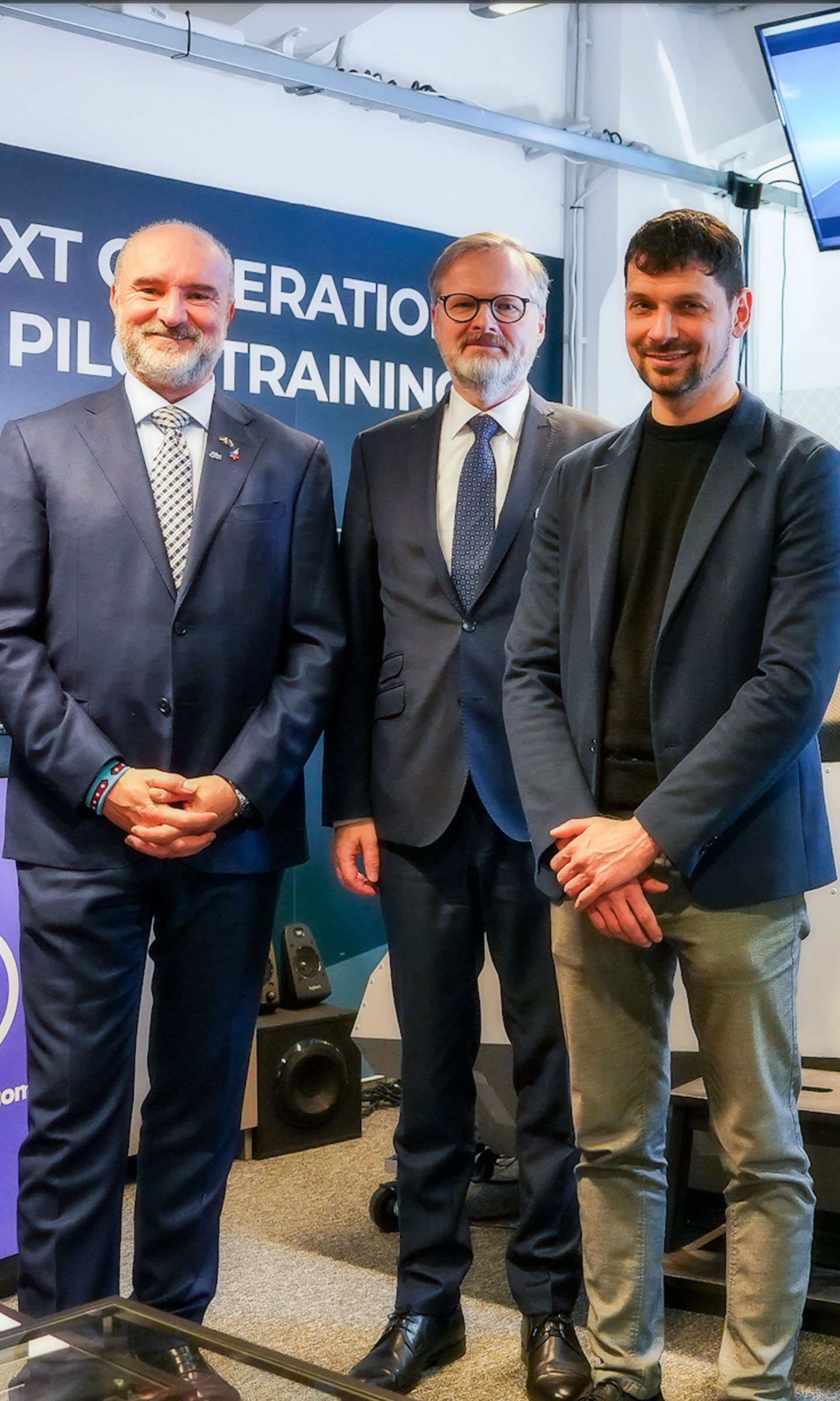 Petr Fiala a Marek Polčák v kancelářích Vrgineers, vedle leteckého simulátoru